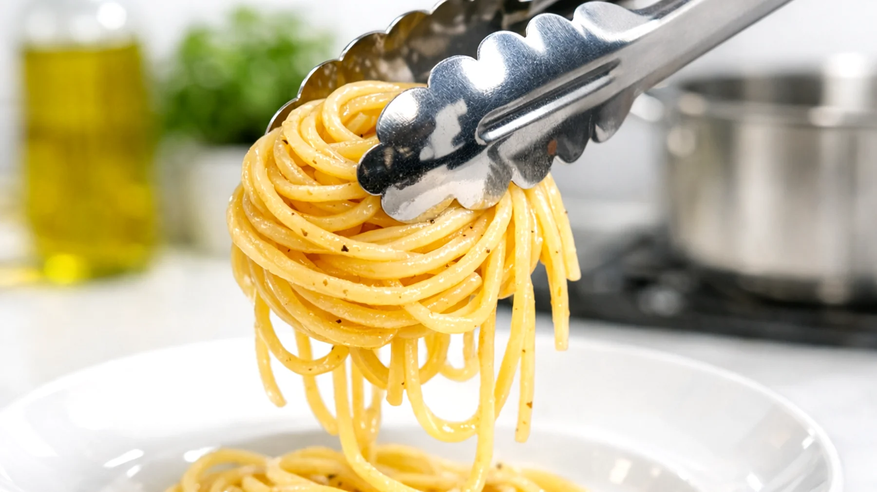 Come usare correttamente la pinza per spaghetti per servire la pasta come un vero chef professionista"